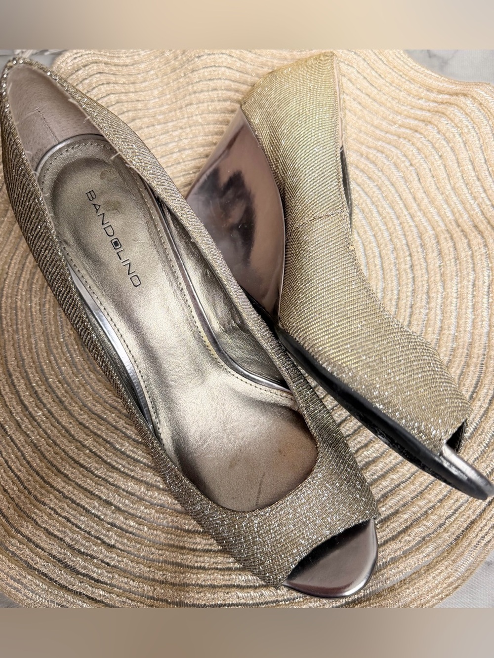 Bandolino Peep Toe Gold Silver Metallic Sparkle Woven Pattern 8.5 Heel 3" Wedge